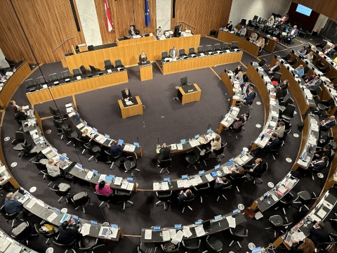 Foto von einer Nationalratssitzung im österreichischen Parlament von der Besucherinnengalerie