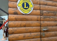 Holzhütte mit dem Emblem von Lions International auf dem Adventmarkt in Schloss Kobersdorf.